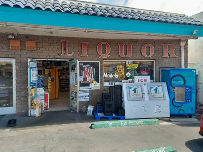 Pour's Liquor, business photo 1